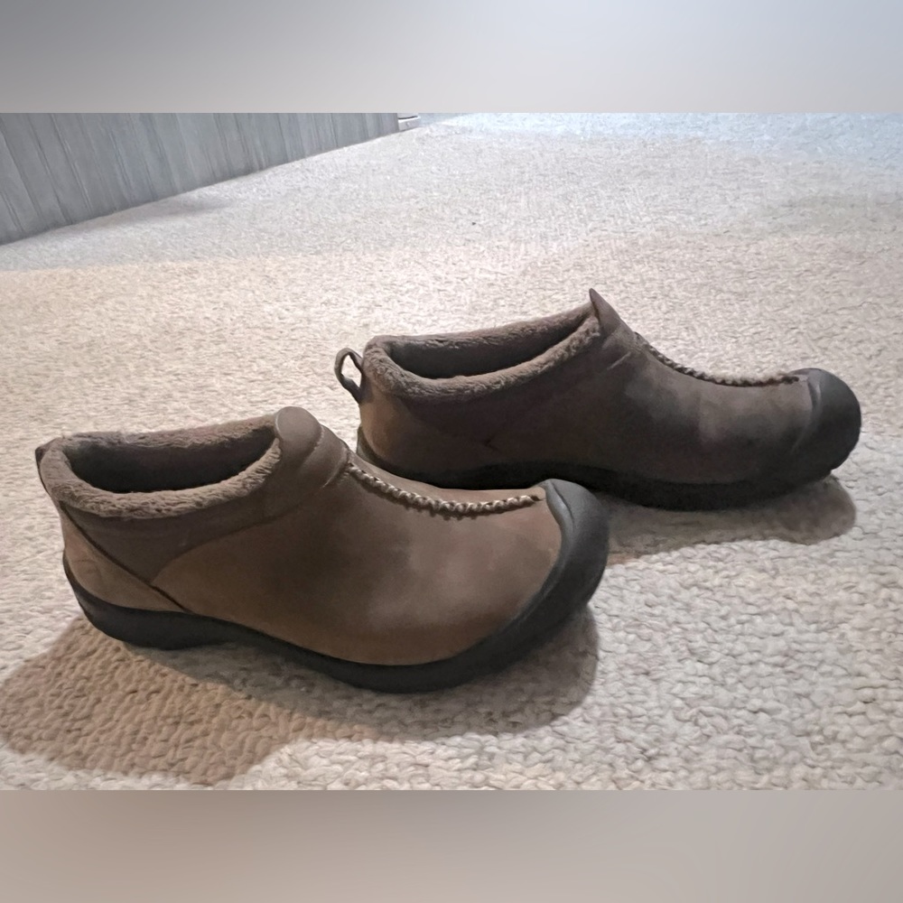 Brown leather Keen clogs